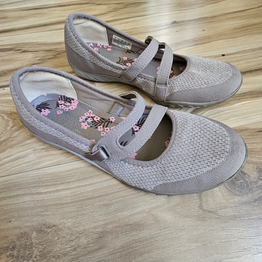 Skechers Womens Size 7 Air Cooled Memory Foam Strechers  Knit Gray Shoes